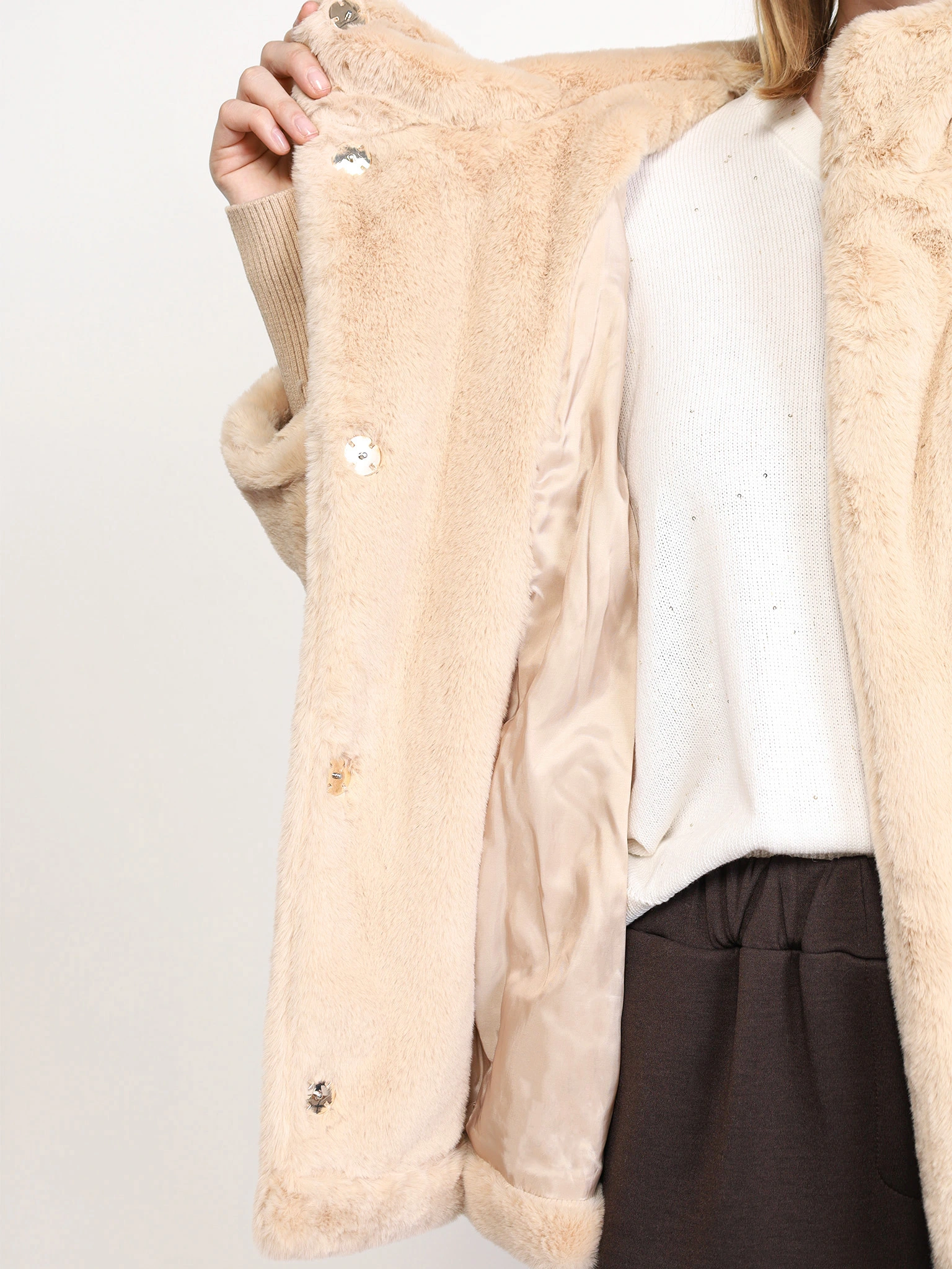 Куртка бежевого цвета с капюшоном